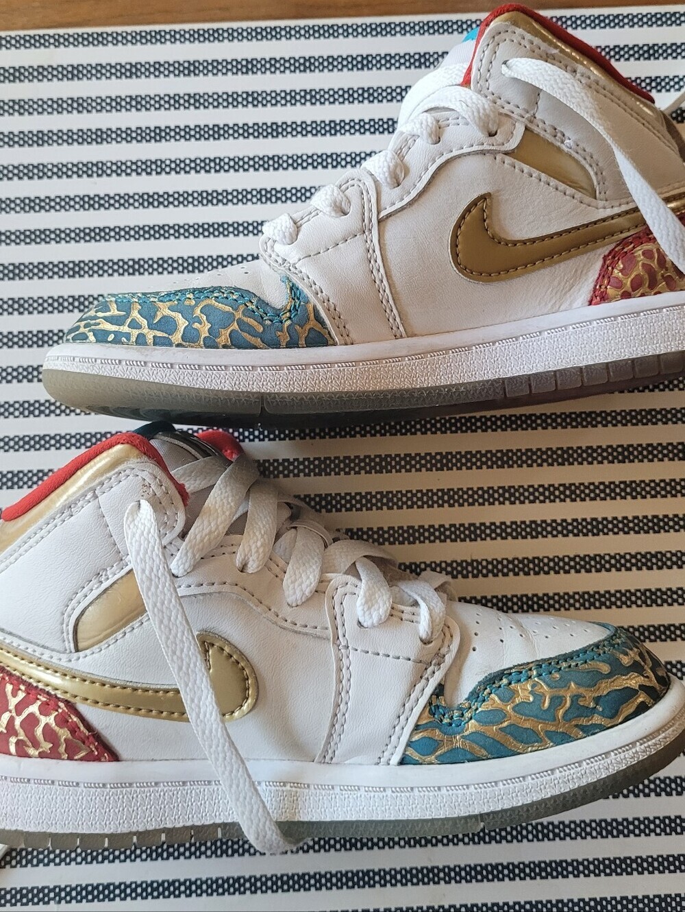 Nike Kids White Sneakers with Gold Swoosh and Teal & Red Accents Size 11C